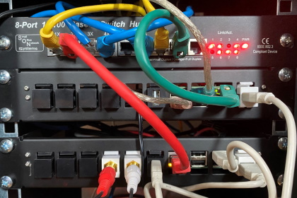 Zwei Raspberry Pi im 10-Zoll-Rack mit Switch und Verkabelung